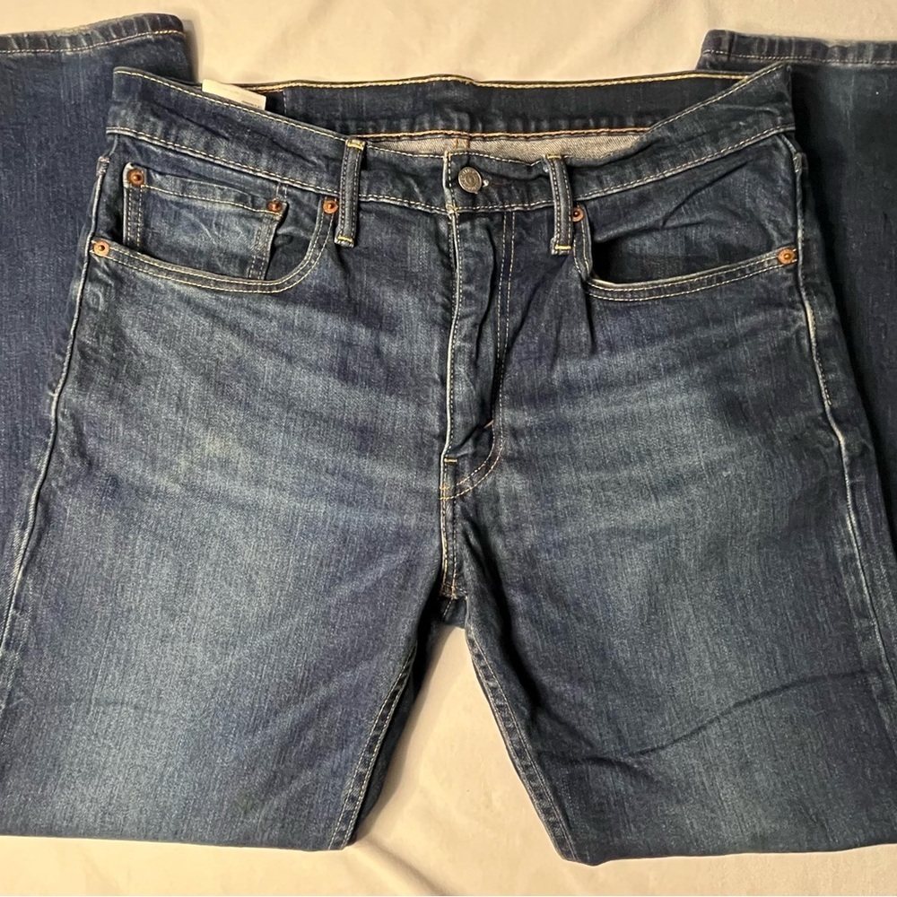 Levi's Relaxed Fit Medium Blue Jeans